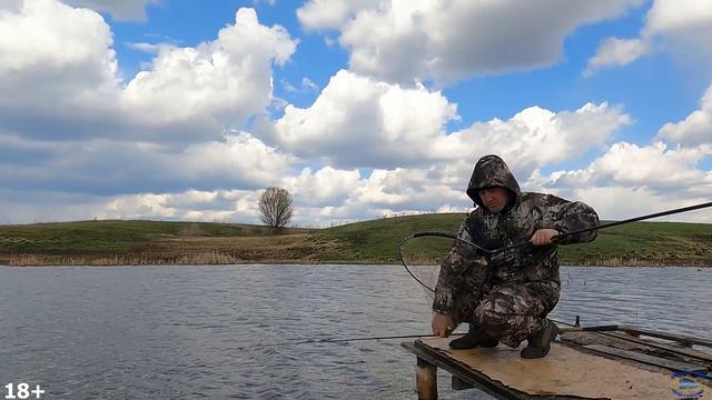 КАРП на ПОПЛАВОК, КАРАСЬ на ФИДЕР в сильный ветер. Рыбалка по холодной воде! смотреть онлайн