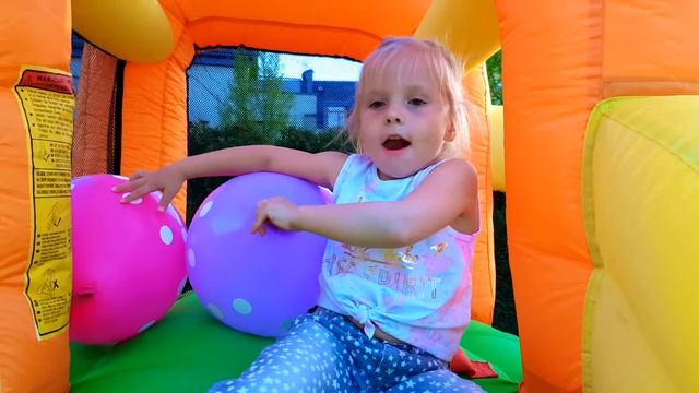 Kids play with Balloons смотреть онлайн