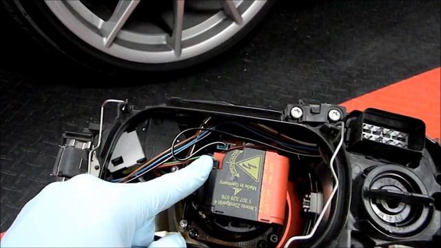 Volvo S40, Bi-Xenon Bulb Replacement / Igniter Access