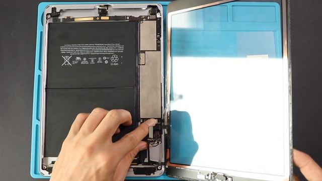 iPad 5 2017 LCD Display & Touch Screen Replacement смотреть онлайн