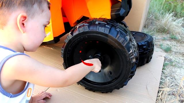 Дети собрали новый квадроцикл Ride on Power Wheels Quad Bike | Toys 2 Boys смотреть онлайн