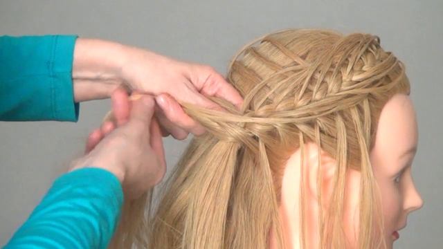 Прическа с плетением на длинные волосы! Braided hairstyle tutorial смотреть онлайн