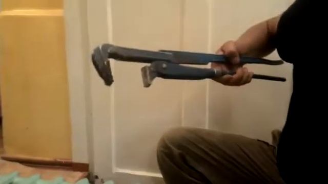 Как выкрутить отломленую пробку с чугунного радиатора? смотреть онлайн