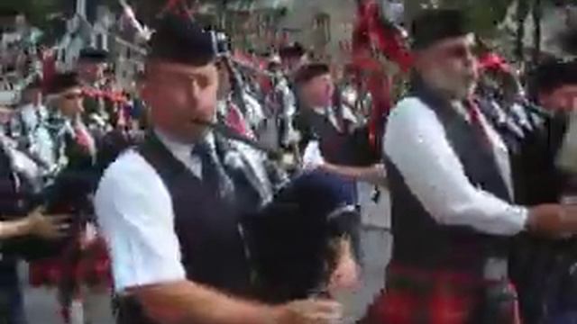 Massed pipe bands at Newtonmore August 2006 - Green Hills смотреть онлайн
