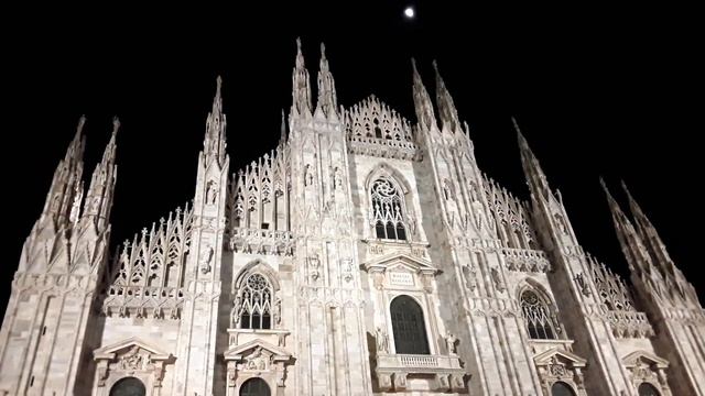 Duomo di Milano. Знаменитый Миланский Собор ночью. Милан - центральная площадь города. смотреть онлайн