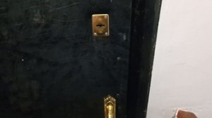 Как открыть ночную задвижку снаружи входной двери.