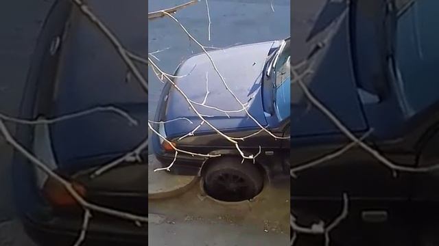 Заехал в люк смотреть онлайн