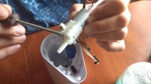 Ремонт диспенсера для жидкого мыла.