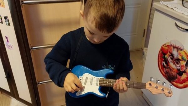 Обзор на детскую гитару!