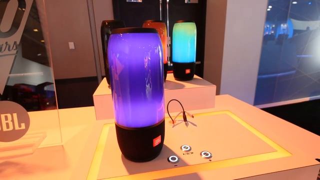 JBL Pulse 3 Disco Bluetooth Speaker Hands On смотреть онлайн