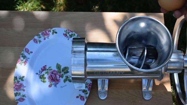 ЭКСПЕРИМЕНТ ЯЙЦА ПРОТИВ МЯСОРУБКИ смотреть онлайн