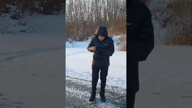 НЕПОСРЕДСТВЕННО КИРЯ ПЬЁТ ВОДУ ИЗ РЕКИ смотреть онлайн