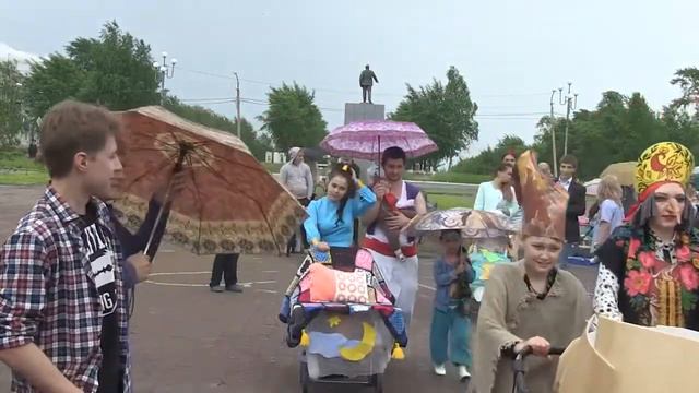 ПАРАД КОЛЯСОК - 2017( ДЕНЬ МОЛОДЁЖИ ) смотреть онлайн