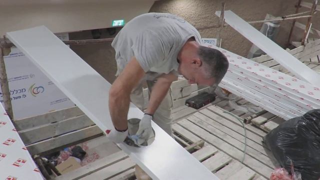 как вырезать отверстие для лампы в металлическом подносе и установить лампу смотреть онлайн