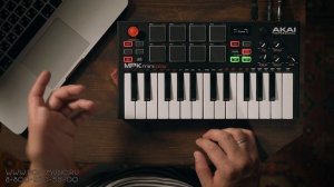 3 в 1: AKAI MPK Mini Play - Midi клавиатура, контроллер и синтезатор.