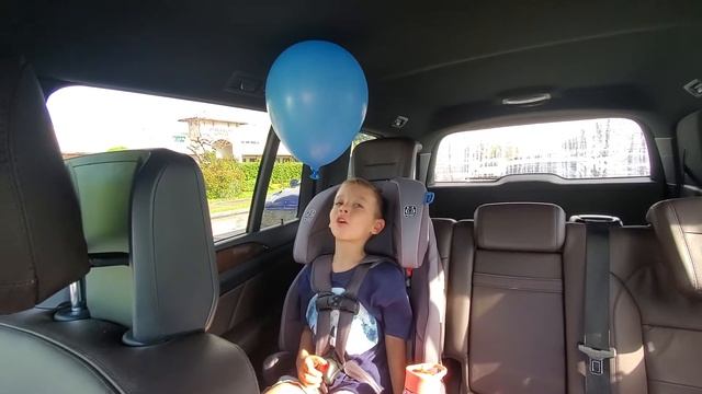 David learns about static electricity on his way to school!!! Давид и статическое электричество!!! смотреть онлайн
