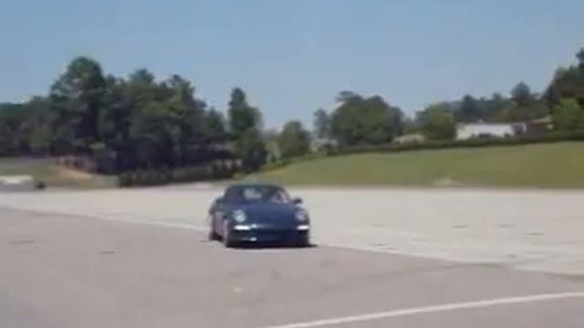 Quick Glance Porsche Sport Driving School Video - Kelley Blue Book смотреть онлайн