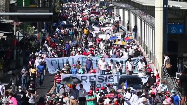 El Salvador | Manifestación contra el presidente Nayib Bukele por su "deriva autoritaria" смотреть онлайн