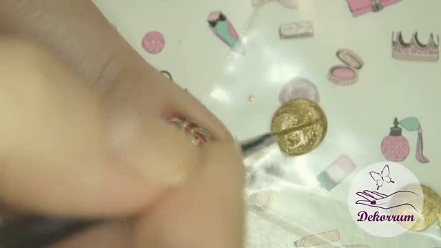 Двухцветный маникюр с золотом смотреть онлайн