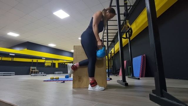 Наклоны на одной ноге у стены смотреть онлайн