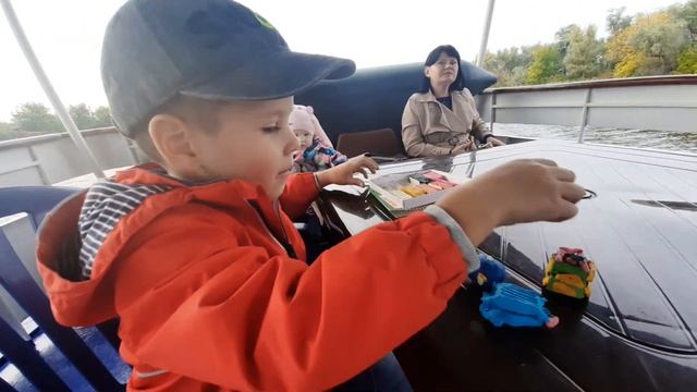 Прогулка по реке Днепр на теплоходе. Выходной день с внуком. смотреть онлайн