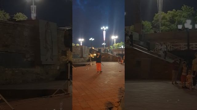 Екатеринбург, Плотинка. Читает рэп. смотреть онлайн