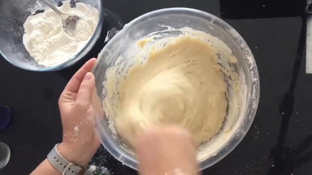 ВОЗДУШНЫЕ БУЛОЧКИ С ГЛАЗУРЬЮ / Супер пышные булки! / Рецепт булочек с глазурью смотреть онлайн