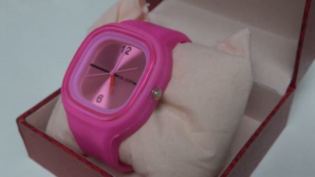 New Ladys Fuchsia Sports Quartz Movement Silicone Watch Retails For $99.99 смотреть онлайн