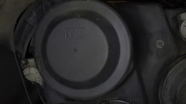 Volkswagen Polo (2002 - 2005) - Headlamp bulb renewal смотреть онлайн