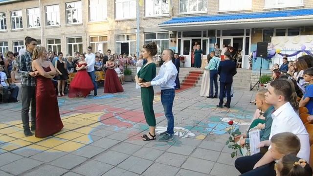 Выпускники 2019 г.Токмак СШ№5 Вальс смотреть онлайн