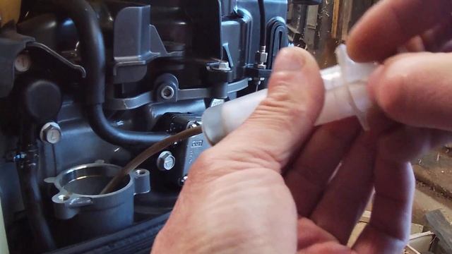 Техобслуживание лодочного мотора SUZUKI DF6A Сливаем отработанное масло. смотреть онлайн