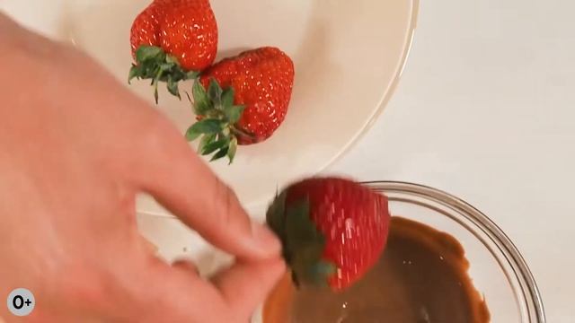 Рецепты: КЛУБНИКА в белом и молочном шоколаде БЕЗ сахара смотреть онлайн