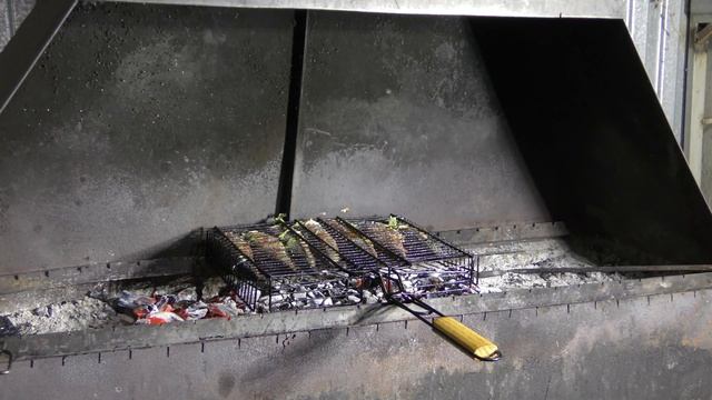 Шашлык из Скумбрии. Как вкусно пожарить рыбу на мангале. Сочный рецепт. Срочно внести в меню кафе. смотреть онлайн