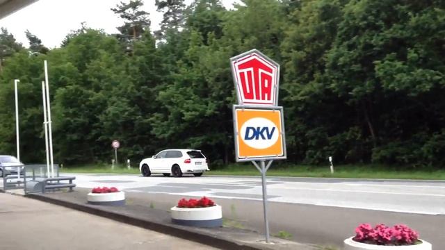 My Mom goes Crazy in Porsche Cayenne GTS - MASSIVE Sound смотреть онлайн