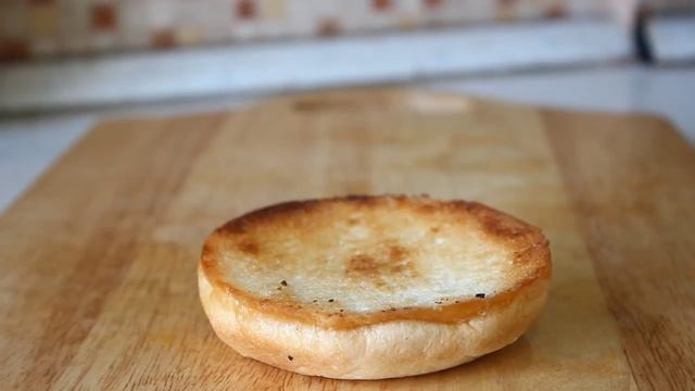 Бургер с авокадо и сыром Бри / Burger with avocado and Bri cheese смотреть онлайн