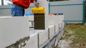 Серия 5 / Кладка газобетона на клей / Капитальный дом для своей семьи.avi