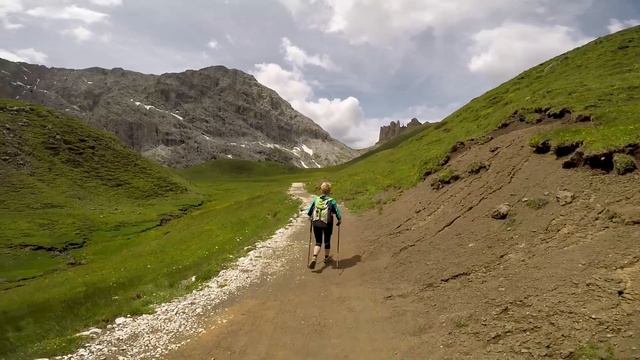 Da Campitello di Fassa al Rifugio Alpe di Tires percorrendo la spettacolare Val Duron смотреть онлайн
