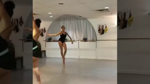 Оригинальное и красивое исполнение. Танец на пуантах смотреть онлайн