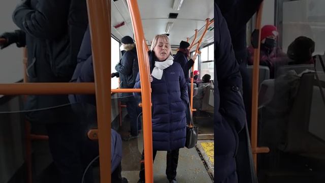Гродно. Женщина поёт в троллейбусе. смотреть онлайн