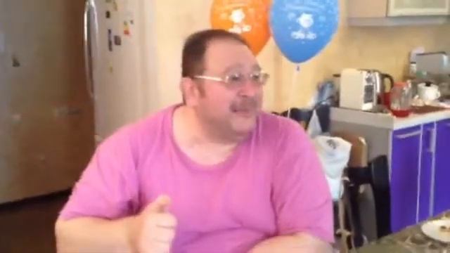Папа поздравляет сына с днём рождения, вздохнув гелия ) смотреть онлайн