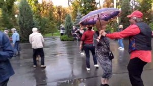 ТАК УСТРОЕНЫ МУЖЧИНЫ! ТАНЦЫ В ПАРКЕ ГОРЬКОГО ХАРЬКОВ СЧАСТЛИВЫЕ ДНИ.mp4