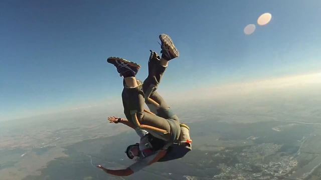 Aff-6. Трэш после выхода из самолета символизирует 2 сальто назад и движение вперед