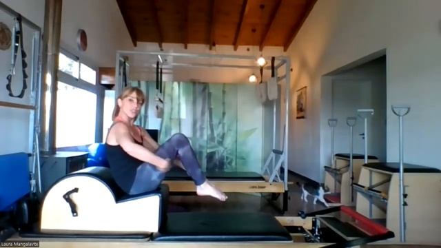 Pilates Ejercicio Rollling like a ball con Spine Corrector смотреть онлайн
