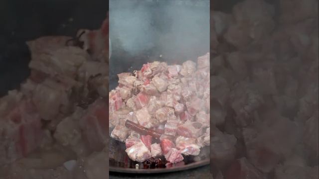 兄弟幾個把家裡過年的臘味都搬出來了，直接來個臘肉火鍋，吃起真是太過癮了！【饭匹兄弟】 смотреть онлайн