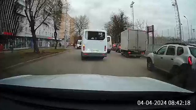 Очередной специалист за рулём маршрутки. Не привык стоять в пробке. смотреть онлайн