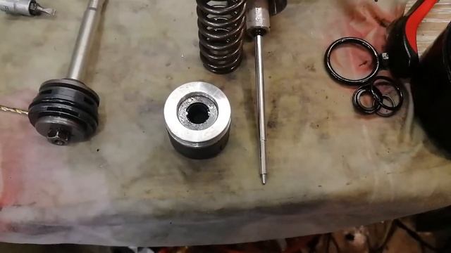 ГАРАЖНЫЕ БУДНИ: ЗАМЕНА САЛЬНИКОВ ВИЛКИ НА МОТОЦИКЛЕ И РЕМОНТ КАРТРИДЖА SHOWA/FASTACE ЧАСТЬ 2