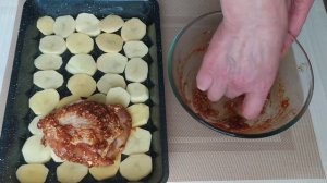 Потрясающий Обед в духовке для Всей семьи! Сочные куриные бёдрышки с картошкой и грибами!