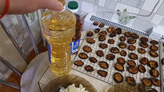 ЗАКУСКА - ВЯЛЕНЫЕ СЛИВЫ С ЧЕСНОКОМ И ГОРЬКИМ ПЕРЦЕМ В МАСЛЕ. смотреть онлайн
