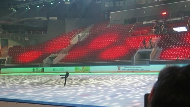 Саша Плющенко тренируется перед выступлением на шоу в честь Мишина и Москвиной смотреть онлайн