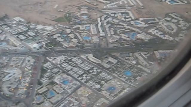 Sharm El-Sheikh. Посадка самолета на закате в марте. Отели побережья с высоты. смотреть онлайн